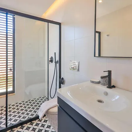 In Sleeps 8 Includes Swimming Pool And Air Con Vila