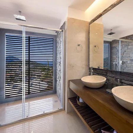 In Sleeps 8 Includes Swimming Pool And Air Con *