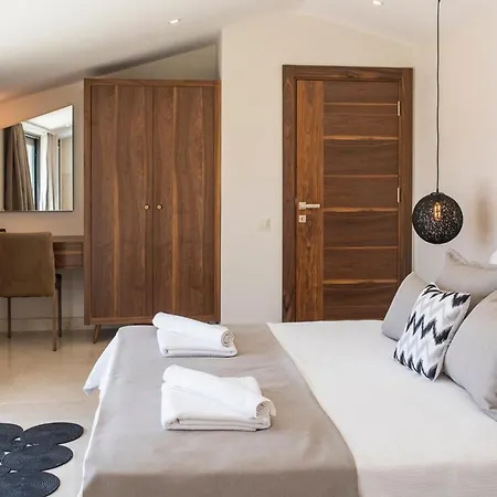 In Sleeps 8 Includes Swimming Pool And Air Con